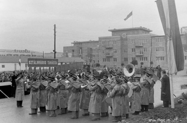Dunaújváros (Sztálinváros), Bartók tér- 1951 (Forrás: Fortepan/iMRe)
